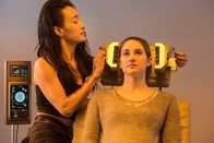 Die Bestimmung - Divergent – Als sich Tris (Shailene Woodley, r.) einem Test unterzieht, der zeigen soll, welcher der fünf Fraktionen sie angehört, den selbstlosen Altruan, den furchtlosen Ferox, den intelligenten Ken, den gerechten Candor oder den friedfertigen Amite, stellt sich heraus, dass sie eine Unbestimmte ist. Tori (Maggie Q, l.) klärt sie darüber auf, dass sie damit eine große Gefahr für das System darstellt ...