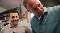 Kochs anders – Moderator Tobias Kämmerer (re.) möchte Profi-Koch Ali Güngörmüs kulinarisch beeindrucken.