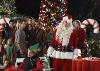 Desperate Housewives – Auf der alljährlichen Weihnachtsfeier wird Art (Matt Roth, 2.v.r.) von den Bewohnern total gemieden ...