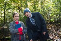 Schloss Einstein – Dr. Berger (Robert Schupp, rechts) hält Prof. Dr. Lehmann (Kathi Wolf, links) ein Plädoyer, um sie von der Wichtigkeit des Survival-Moduls zu überzeugen.