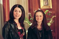 Gilmore Girls – Lorelai (Lauren Graham, l.) ist alles andere als begeistert, als Rory (Alexis Bledel, r.) von Emily nahezu gezwungen wird mit Richard golfen zu gehen, doch als Rory auch noch einen schönen Tag verbringt, beginnt sie plötzlich einen Streit ...