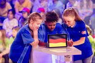 1, 2 oder 3 – Beim blauen Rateteam aus München/Deutschland ist volle Konzentration angesagt. Ob sie die Lösung wissen?
