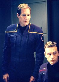 Star Trek: Enterprise – Gespannt begutachten Tucker (Connor Trinneer, r.) und Captain Archer (Scott Bakula, l.) die Ergebnisse der Forschungsarbeiten ...