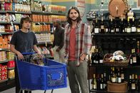 Two and a Half Men – Beim Einkaufen erspähen Jake (Angus T. Jones, l.) und Walden (Ashton Kutcher, r.) eine Schönheit. Doch kann Walden bei ihr landen?