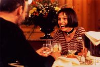Léon - Der Profi – Der Profikiller Leon (Jean Reno) wird für Mathilda (Natalie Portman) nicht nur zum Mentor und Lehrer, zwischen dem ungleichen Paar entwickelt sich auch eine tiefe emotionale Beziehung.