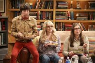 The Big Bang Theory – Noch ahnt Bernadette (Melissa Rauch, M.) nicht, dass die Zusammenarbeit von Howard (Simon Helberg, l.) und Amy (Mayim Bialik, r.) bei einigen ihrer Freunde auf Missfallen stoßen wird ...