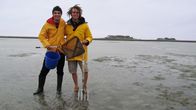 Checker Can – Checker Can (links) mit Wattexperte Jonas GaĂźmann im Watt bei Hallig LangeneĂźÂ