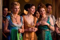 Spartacus – Macht Numerius zu seinem Geburtstag ein ungewöhnliches Geschenk: Lithyias (Viva Bianca, l.) ...
