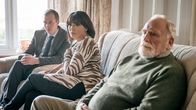 The Bay – Mark Bradwell (Steven Robertson, l.) und Stella Bradwell (Sunetra Sarker, M.) möchten unbedingt wissen, ob der Todesfall des Kommissars mit dem Mord ihres Schwagers zusammenhängt. Bill Bradwell (James Cosmo, r.) zeigt dagegen mehr Verständnis gegenüber Lisa Armstrong.