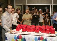 Monk – Monk (Tony Shalhoub, l.) ist dabei, seinen 100. Fall zu lösen. Grund genug für das bekannte Fernsehmagazin "In Focus" eine Reportage über ihn und seine Arbeit zu drehen.