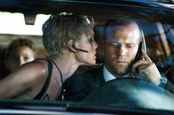 Transporter - The Mission – Frank (Jason Statham, r.) kann nicht verhindern, dass Lola (Kate Nauta) ihren Auftrag ausführt und Jack (Hunter Clary, hinten) entführt. Er verspricht dem Jungen jedoch, dass er ihn retten wird...