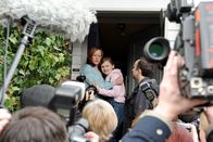 Ein Kind wird gesucht – Die Journalisten, allen voran Oliver Reiss (Michael Krabbe, re.), stürzen sich auf Sandra (Silke Bodenbender, li.) und Eva Schlitter (Letizia Caldi, Mi.).