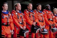 Armageddon - Das jüngste Gericht – Ein Asteroid hat Kurs auf die Erde genommen und bedroht die Menschheit. Um einen Sprengkörper im Inneren dieses Monsters zu platzieren und damit die Welt zu retten, werden der Ölbohrexperte Stamper (Bruce Willis, M.) und sein Team (v.l.n.r. Steve Buscemi, Will Patton, Ben Affleck, Michael Clarke Duncan) im Schnellverfahren zu Astronauten ausgebildet ...