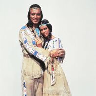 Winnetou und sein Freund Old Firehand – Winnetou (Pierre Brice) ist stets um die Sicherheit seiner Schwester Nscho-tschi (Marie Versini) bedacht.