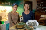 Zu Tisch ... – Lucie Fleury (li.) und Josette Goret (re.) mit frisch zubereiteten Caillettes, Hackfleisch-Mangold-Frikadellen, die sie mit Kräutern aus dem Garten verfeinern
