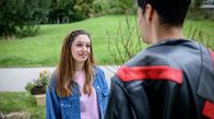 Sturm der Liebe – Valentina (Aylin Ravanyar l.) hat zum ersten Mal das Gefühl, etwas Sinnvolles zu tun (mit Marcel Zuschlag r.).