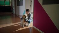 Die Pfefferkörner – Piet (Noah Lusaner) hat in Hund Bagel einen neuen Freund gefunden.