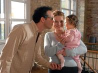 Zwei Männer und ein Baby – Ulli (Michael Roll) und seine Freundin Klara (Margret Völker) sind begeistert von der kleinen Maya (Maya Lauterbach).