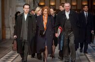 Verleugnung – Deborah E. Lipstadt (Rachel Weisz, Mitte) engagiert die Anwälte Richard Rampton (Tom Wilkinson, re.) und Anthony Julius (Andrew Scott, li.)