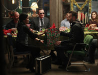 Scorpion – Eigentlich wünscht sich Paige (Katharine McPhee, r.) für ihren Sohn und ihre Freunde lediglich ein ganz normales Weihnachtsfest, doch das wird mit Patrick Quinn (Jamie McShane, l.), Happy (Jadyn Wong, 2.v.l.), Cabe (Robert Patrick, 3.v.l.), Toby (Eddie Kaye Thomas, 2.v.r.) und Walter (Elyes Gabel, 3.v.r.) nicht so einfach ...