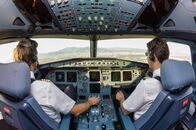 Mayday – Piloten im Cockpit eines Flugzeugs
