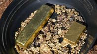 Australian Gold – Dirt Dogs: pan with gold nuggets and gold bar.