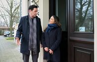 In aller Freundschaft – Philipp Brentano (Thomas Koch) und Arzu Ritter (Arzu Bazman) haben eine Hausaufgabe von ihrem neuen Paartherapeuten bekommen: Sie sollen ehrlich aufschreiben, was den Einen am Anderen stört. Während Arzu diesem Ansatz eine Chance gibt, weiß Philipp nicht, was das bringen soll.
