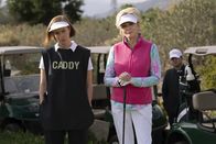 Hacks – Deborah (Jean Smart, M.) nimmt - unterstützt von Ava (Hannah Einbinder, l.) - an einem Golfturnier teil, um sich bei den dort ebenfalls teilnehmenden Lokalsenderchefs beliebt zu machen. (Komparse im Bild)