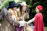 Rotkäppchen – Rotkäppchen (Kathleen Frontzek) versucht verzweifelt, ihren Korb mit Kuchen und Wein, den sie der Großmutter bringen soll, vor den Räubern (Wolfgang Winkler, l. und Jaecki Schwarz, r.) zu retten.