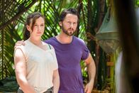 Death in Paradise – Bethan (Alexandra Roach) und Dave (Robert Lonsdale) werden zu dem Mord des Gruppenleiters eines Überlebenskurses befragt.