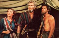 Zehn Gebote – Moses (Charlton Heston, Mi.) inmitten seiner Getreuen Sephora (Yvonne De Carlo, li.) und Joshua (John Derek, re.)