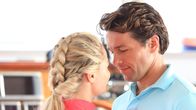Death in Paradise – Laura (Emma Rigby) und Dan (Julian Ovenden) sind frisch verheiratet und tauschen verliebte Blicke aus.