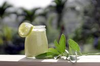 Zu Tisch ... – Morgens gibt es bei Familie Toto einen nahrhaften Smoothie aus den tropischen Früchten der Insel.
