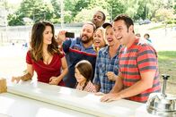 Kindsköpfe 2 – Salma Hayek (Roxanne Chase-Feder), Kevin James (Eric Lamonsoff), Chris Rock (Kurt McKenzie), Alexys Nycole Sanchez (Becky Feder), Maria Bello (Sally Lamonsoff), David Spade (Marcus Higgins), Adam Sandler (Lenny Feder).