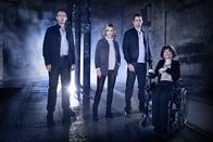 Silent Witness – Das Team von Silent Witness ist wieder auf der Suche nach Spuren der Opfer: Thomas Chamberlain (Richard Lintern, l.), Nikki Alexander (Emilia Fox, 2.v.l.), Jack Hodgson (David Caves, 2.v.r.), Clarissa Mullery (Liz Carr, r.).