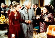 Unsere kleine Farm – Der frühere Verehrer von Caroline (Karen Grassle, l.), Dillon Hyde (Liam Sullivan, M.) , stellt sie seiner Frau Clementina (Mary Elizabeth Corrigan, r.) vor.