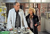 Rote Rosen – ARD ROTE ROSEN FOLGE 1059 Uhr im ERSTEN. Erika (Madeleine Lierck-Wien, r.) macht Achim (Peter Rühring, l.) deutlich, dass er dabei ist, seine Tochter für immer zu verlieren.