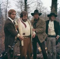 Heute ich ... morgen Du! – Als Bill Kiowa nach fünf Jahren aus dem Gefängnis entlassen wird, engagiert er die Revolvermänner Bunny Fox (Franco Borelli, l.), O'Bannion (Bud Spencer, 2.v.l.), Jeff Milton (Wayde Preston, 2.v.r.) und Francis Moran (William Berger, r.), die ihn auf einen Rachefeldzug begleiten sollen ...