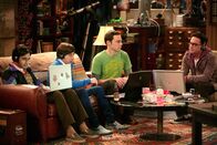 The Big Bang Theory – Bei einem Online-Spiel wird Sheldons (Jim Parsons, 2.v.r.) Zugang gehackt und er wird beraubt. Leonard (Johnny Galecki, r.), Howard (Simon Helberg, 2.v.l.) und Rajesh (Kunal Nayyar, l.) machen sich gemeinsam mit Sheldon auf die Suche nach dem dreisten Online-Dieb ...