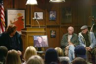 Gilmore Girls – Da Taylor (Michael Winters, M.) nicht selbst anwesend sein kann, leitet er die Stars Hollow Stadtversammlung via Bildschirm ...