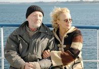 Die Diebin & der General – Jessie Fischer (Katja Riemann) hat Walter Voss (Jürgen Hentsch), genannt "der General", aus dem Seniorenheim entführt, um ihm seinen sehnlichsten Wunsch zu erfüllen.