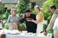 Father Brown – v.li.: Mrs. McCarthy (Sorcha Cusack), Father Brown (Mark Williams), Susie Jasinski (Kasia Koleczek).