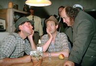 Neues aus Büttenwarder – Waren es wirklich UFOs? Professor Mahlbrand (Josef Ostendorf) verhöhrt Kurt Brakelmann (Jan Fedder) und Adsche Tönnsen (Peter Heinrich Brix).