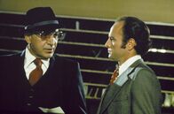Kojak - Einsatz in Manhattan – Jagen die bösen Buben von New York: Lt. Theodoros Kojak (Telly Savalas, l.) und Chief Detective Frank McNeil (Dan Frazer, r.) ...