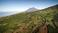 Die Azoren – Der Ponta do Pico ist mit 2351 Meter ein schlafender Vulkan und zugleich der höchste Berg Portugals. Denn die Azoren sind Teil dieses EU-Landes.