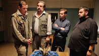 Alles Klara – Waldarbeiter Tobias Körner (Gerdy Zint, l.) ist gestellt mitsamt dem frisch geschossenen Reh. Doch Jonas Wolter (Jan Niklas Berg, 2.v.r.), und Ollie Ollenhauer (Christoph Hagen Dittmann, r.) rätseln, ob der Wilderer auch der Mörder des Bruders von Theo Euler (Andreas Windhuis, 2.v.l.) ist.