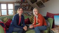 SOKO Wismar – Vanessa Schuhmacher (Annemarie Brüntjen, r.) ist fassungslos, als sie vom Tod ihres Freundes erfährt. Sie kann sich nicht erklären, wer Marcel etwas antun könnte. Allerdings kann sie der Ermittlerin Karoline Joost (Nike Fuhrmann, l.) einen wichtigen Hinweis liefern. Am Abend seines Todes ist Marcel mit einem gewissen Benne Fahner verabredet gewesen.