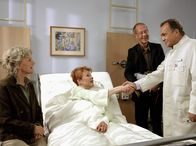 In aller Freundschaft – MDR Fernsehen IN ALLER FREUNDSCHAFT FOLGE 252, "Nur über meine Leiche" Uhr. Gerda (Antje Hagen) und Robert (Hans Peter Korff) fühlen sich auch heute noch an Paula (Renate Schroeter) gebunden und umsorgen sie im Krankenhaus nach ihren Wünschen.