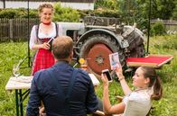 Hubert und Staller – Lena Winter (Klara Deutschmann, links) gibt sich als Dirndl-Modell aus und fragt so unauffällig Benedikt Bär (Axel Röhrle, Mitte) und Emily Müller (Chiara von Galli, rechts) aus.