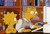 Die Simpsons – Smithers (re.) zeigt Lisa (li.) im Computer Burns Träume.